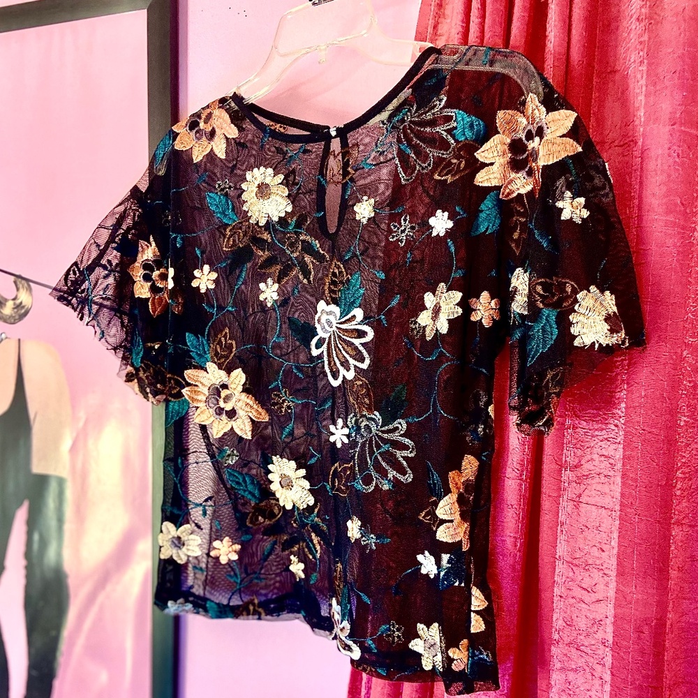 Black Mesh Floral Embroidered Contemporary Flutter Sleeve Blouse Women’s Small